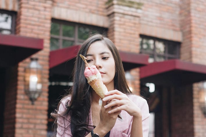 Frau mit Eis – Symbol für emotionales Essen und den Wunsch, gesünder zu leben ohne Druck