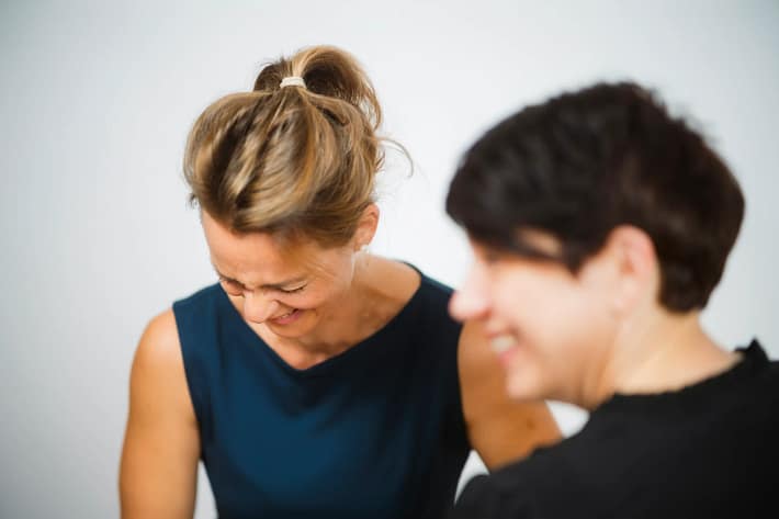 Zwei Frauen im vertrauensvollen Gespräch und herzlichem Lachen – Coaching bei emotionalem Essen mit Leichtigkeit und Tiefe