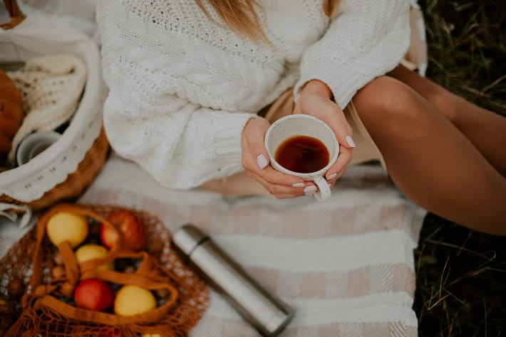 Frau genießt am Abend eine Tasse Tee, - Heisshunger am Abend um stopppen.